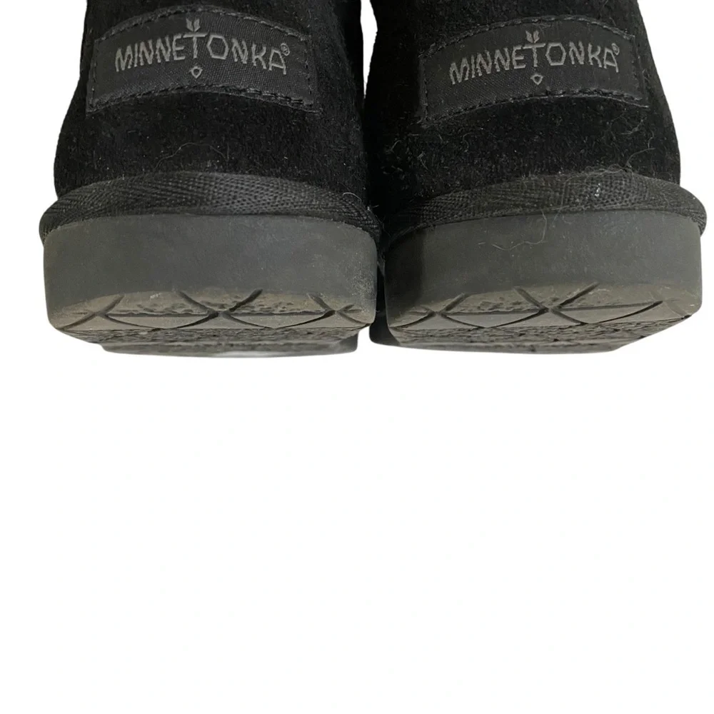 Minnetonka Women’s Black Suede Sheepskin Ankle Bootie SZ 8